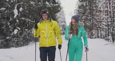 情人节前夕<strong>一对情侣</strong>在树林中滑雪的慢镜头`